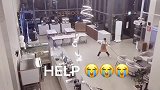 当店里打烊只剩服务员一人，监控下这一幕就成了大型“社死”现场
