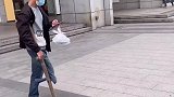 单腿外卖小哥拄着拐杖送餐供妹妹上大学