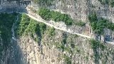这种的挂壁公路只有老司机敢驾驶通过，太悬了！