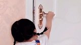 萌娃把门关上，不让爸爸进来