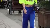 好身材真的是可以为所欲为，滑板小姐姐实力“炫腹”你被美到了吗
