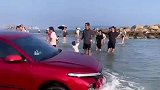 车主下海游泳了，没想到车子也想下海，车必须显摆显摆