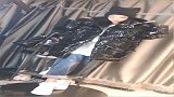 棉服要穿亮亮的，搭配宽松牛仔裤，有种街拍潮流的风韵