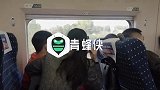 孙海洋携子回湖北老家团圆，村里人前来庆贺挤满整个院子