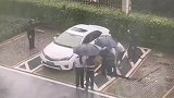 都是下雨惹的祸，幸亏我女儿及时把车开出来，往下面一看庆幸自己命大！