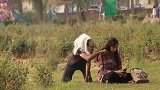 国外恶搞：小伙对美女恶作剧，结果被女孩发现后满大街追着打！