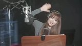 洪真英《爱情电池》笑容甜蜜，歌声欢快，邻家女星！