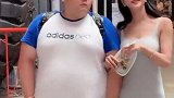 网红美女小姐姐和男朋友逛街，幸福的样子真是像极了爱情！
