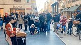 美女法国街头古筝演奏经典歌曲，不一样的风情，为美女的传承点赞