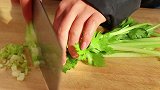芹菜打入2个鸡蛋，真的很好吃，天天吃都不会腻，上桌就扫光