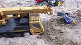 户外起重机救援演示工作，工程车系列玩具