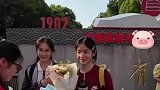 双胞胎姐妹走出考场，家人送上鲜花庆祝