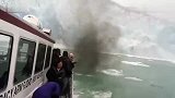 观光旅游船近距离实拍冰川崩溃