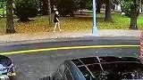 纽约男子被抢后高呼救命，无一辆车停车帮助
