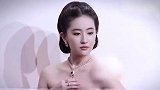 刘亦菲北京逛街被偶遇，又高又瘦好抢眼，素颜抿嘴皮肤白到发光
