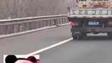 轮胎在前面跑车在后面追