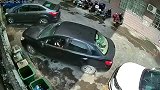 男子的车被前后夹击出不来，竟徒手抬起，真是个狠人！