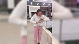 美女请帅哥帮忙拧开汽水，帅哥失败后，美女还瞧不起人了！
