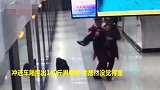 140斤男子饿晕在车厢 地铁小哥哥公主抱紧急救援