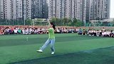 能在千万双眼下跳舞，这就是勇气
