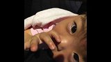 好乖萌的小女孩怎么会被遗弃呢，美国收养妈妈就像捡到了宝