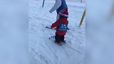 萌娃滑雪花式操作 撅屁股让人忍俊不禁