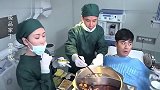 这波操作我也是服了,医生竟然在病人身上吃火锅,吃的还是鸳鸯锅
