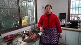 两亲家一起做腊鸡,曾姨拿鸡杂一锅煮着，一家人吃得真开心