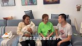 丈夫出差前请俩月嫂，回家见坐月妻子抱着娃做饭，婆婆躺着睡大觉