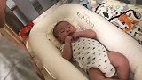宝宝2个月28天，妈妈去叫他起床，随后的一幕太可爱了！