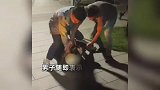 男子带硅胶假胸男扮女装，混进女厕所偷拍，被众人当场制服按在地