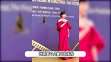 海南岛国际电影节红毯丨69岁赵雅芝抹胸红裙好优雅，皮肤白到发光
