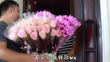 买了99朵玫瑰跟羊驼过情人节，吃烛光晚餐时主人失态了