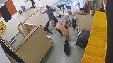 美国一训犬师受到狗狗热烈欢迎 被咬着衣服拖倒在地