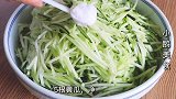 黄瓜加1块泡面，不炖不炒也不煮，出锅比排骨还好吃