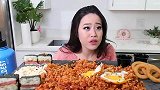 外国美女吃特色炒饭，满满一大桌子，看起来好过瘾