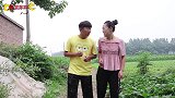 爆笑喜剧：二叔因钓鱼用鲜牛粪做鱼饵，结果被二婶暴揍一顿，真逗