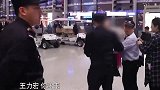 继李靓蕾发声后！机场一女子围堵王力宏大骂年了，你个负心汉