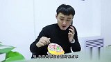 小伙吃泡面，老婆担心没营养，深夜给他送来泡面伴侣