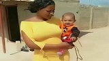 非洲美女真漂亮，怀里的中非混血儿好萌，爸爸肯定很爱母女