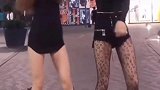 街拍美女时尚达人，美女姐妹花一袭短裤黑丝秀出高挑身材