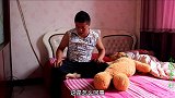 金毛晚上在屋内乱尿还拆家，小虎审问它原因，谁知这傻狗还不承认