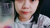 小姐姐大口喝冰水，这感觉真舒服，几口就喝没了！