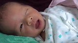 半梦半醒的小宝宝一直咧嘴笑，这笑容怎么看都不够，太萌了！