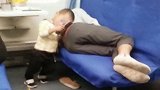 火车上看到这一幕,孩子爸爸你是咋想的