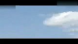 国外意外拍到UFO飞碟高速穿过云层