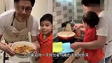 霍启刚带儿子下厨，意外曝光豪宅内景，网友：这里是富豪家庭