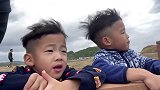 陈建州带孩子去爬山看海，两个孩子玩的很开心