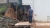 邻居把地基盖成这样，真是太过分了！