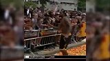 篮球-16年-嗨翻全场！JR赤裸上身与球迷击掌庆祝-专题